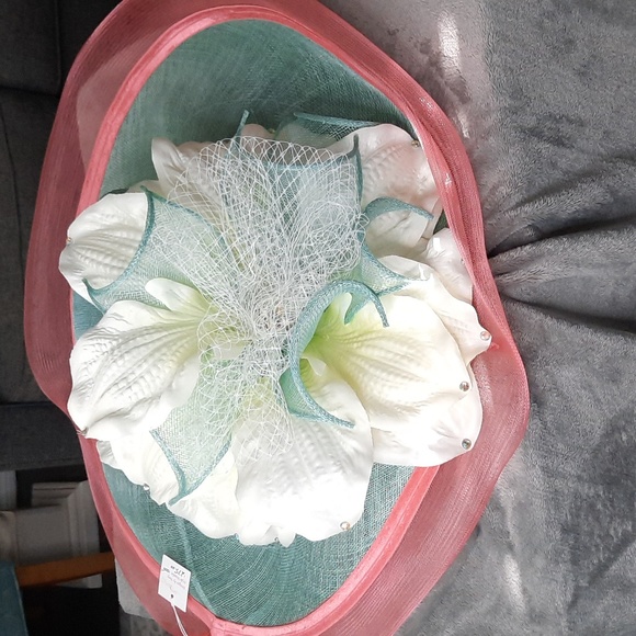 Elegant Pink and Green Women\'s Hat with Floral Accent